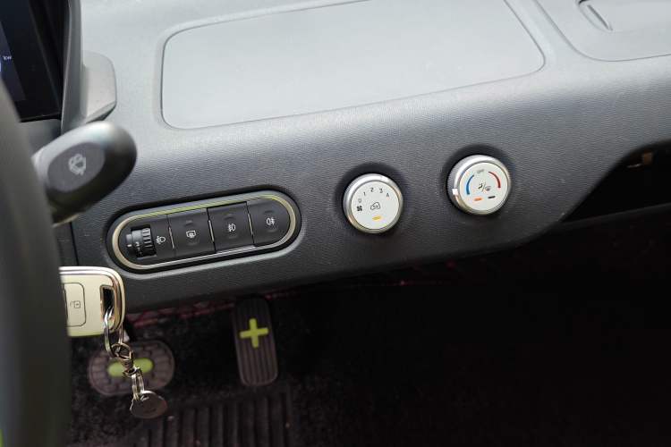 Used Baojun E100 2020 305KM Smart Drive Version Audio And AC Panel