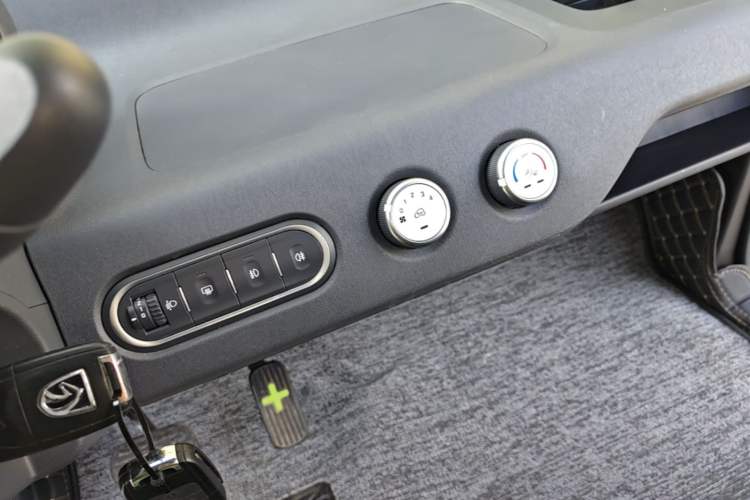 Used Baojun E100 2020 305KM Smart Drive Version Audio And AC Panel