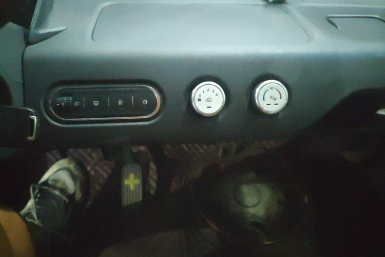 Used Baojun E100 2020 305KM Smart Drive Version Audio And AC Panel
