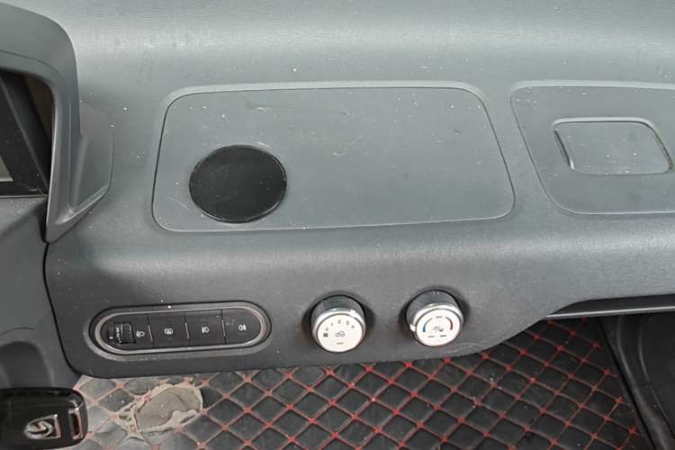 Used Baojun E100 2020 305KM Smart Drive Version Audio And AC Panel