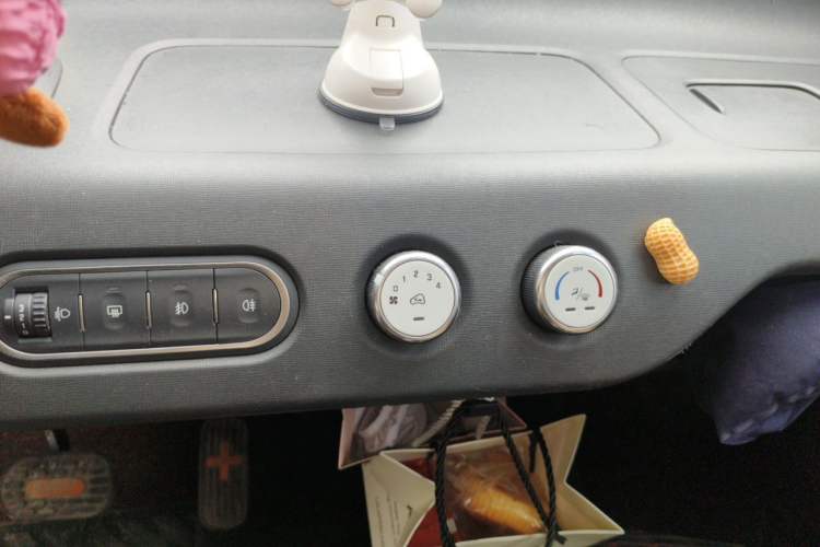 Used Baojun E100 2020 305KM Smart Drive Version Audio And AC Panel