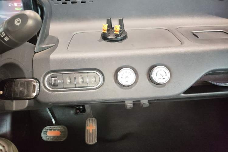Used Baojun E100 2020 305KM Smart Drive Version Audio And AC Panel