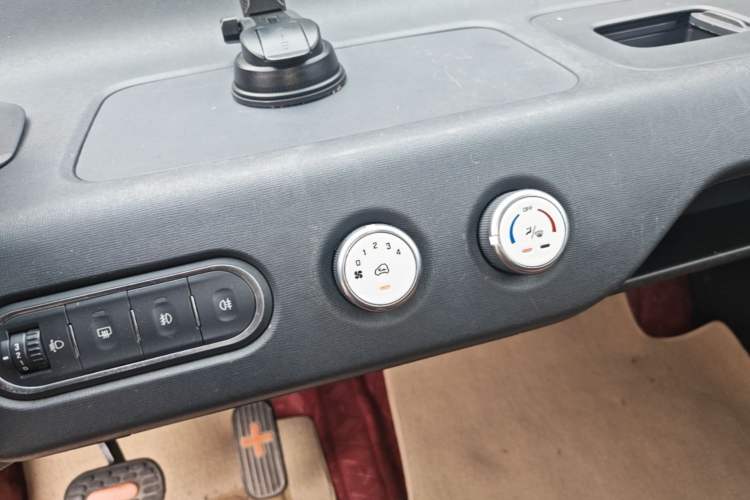 Used Baojun E100 2020 305KM Smart Drive Version Audio And AC Panel