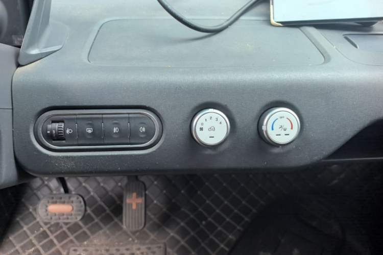 Used Baojun E100 2020 305KM Smart Drive Version Audio And AC Panel
