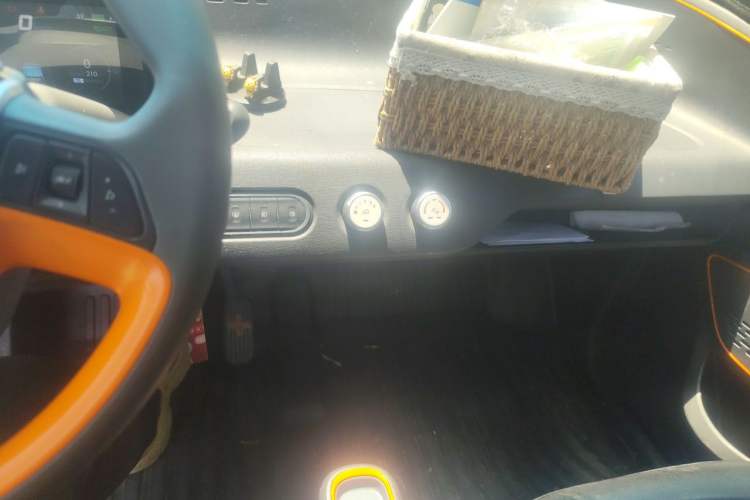 Used Baojun E100 2020 305KM Smart Drive Version Audio And AC Panel