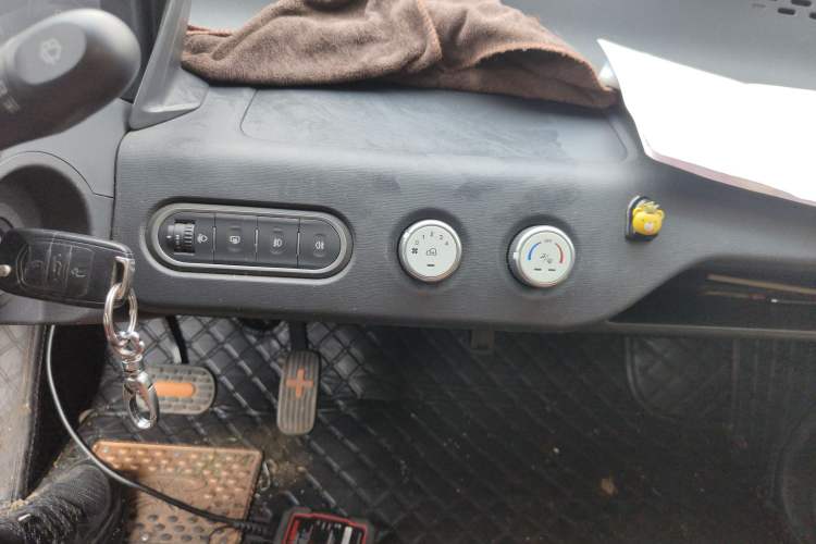 Used Baojun E100 2020 305KM Smart Drive Version Audio And AC Panel