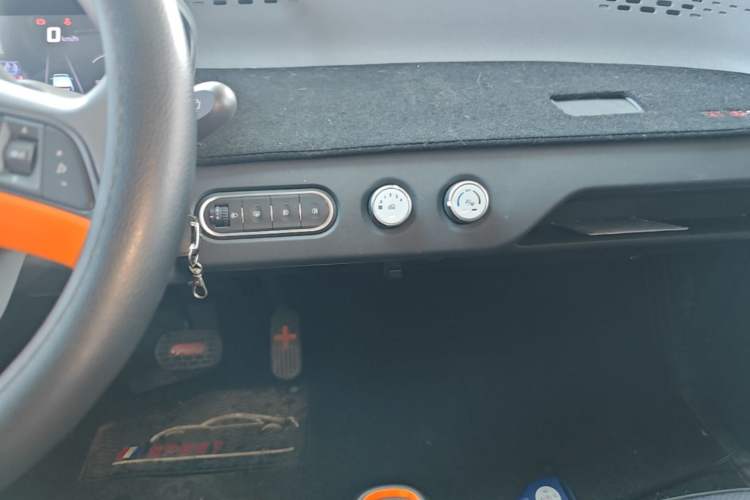 Used Baojun E100 2020 305KM Smart Drive Version Audio And AC Panel