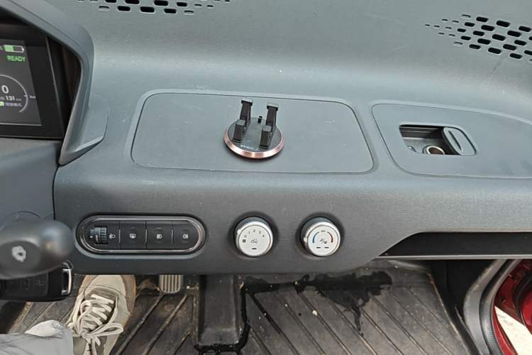 Used Baojun E100 2020 305KM Smart Drive Version Audio And AC Panel