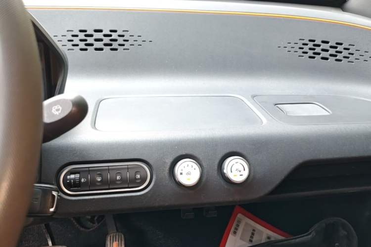 Used Baojun E100 2020 305KM Smart Drive Version Audio And AC Panel