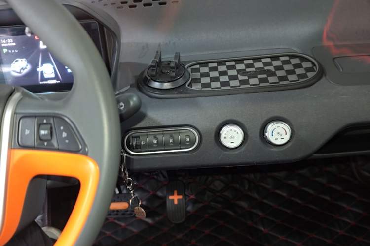 Used Baojun E100 2020 305KM Smart Drive Version Audio And AC Panel