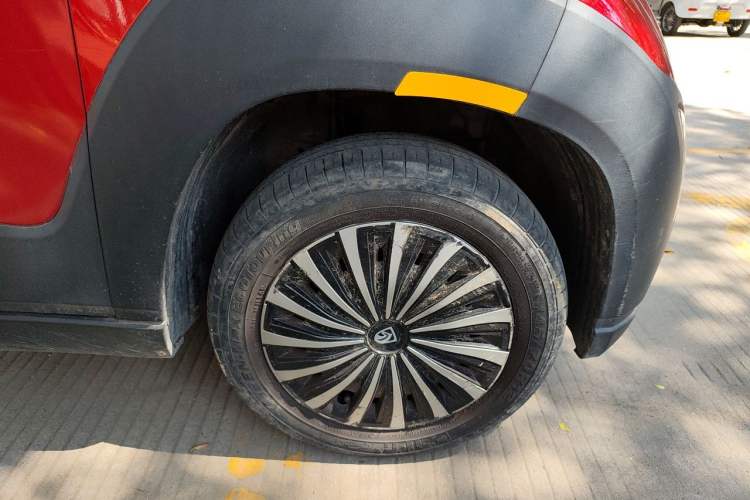 Used Baojun E100 2020 305KM Smart Drive Version Right Front Wheel Hub