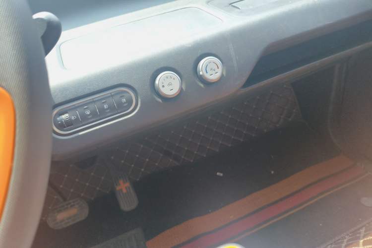 Used Baojun E100 2020 305KM Smart Drive Version Audio And AC Panel