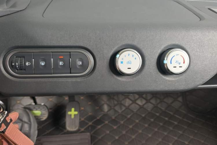 Used Baojun E100 2020 305KM Smart Drive Version Audio And AC Panel