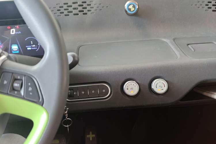 Used Baojun E100 2020 305KM Smart Drive Version Audio And AC Panel