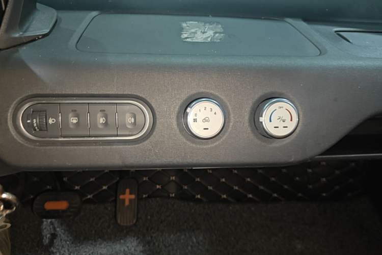 Used Baojun E100 2020 305KM Smart Drive Version Audio And AC Panel