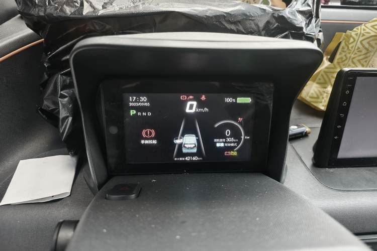 Used Baojun E100 2020 305KM Smart Drive Version Odometer Close Up