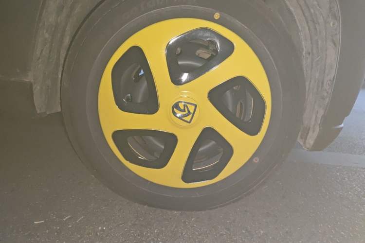 Used Baojun E100 2020 305KM Smart Drive Version Right Front Wheel Hub