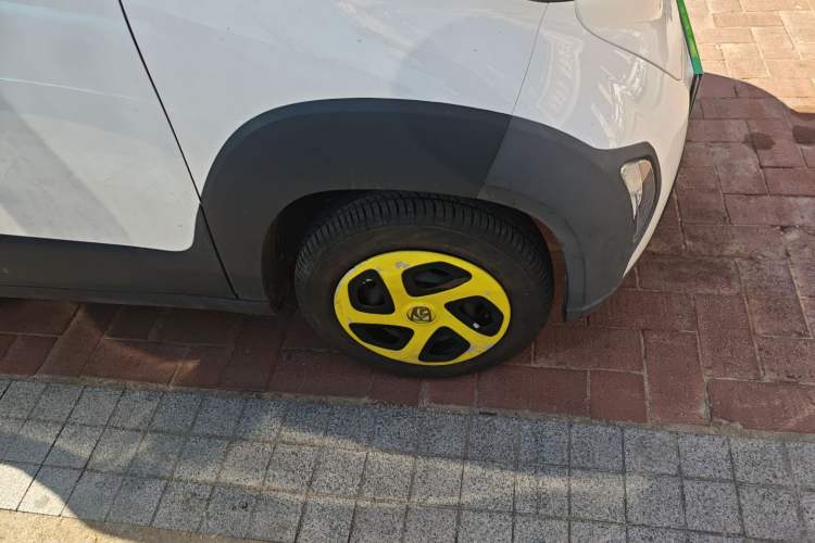 Used Baojun E100 2020 305KM Smart Drive Version Right Front Wheel Hub