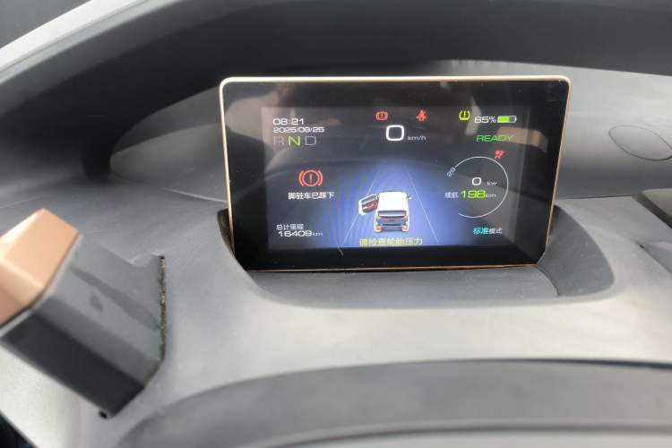 Used Baojun E200 2020 305KM Smart Drive Version Odometer Close Up
