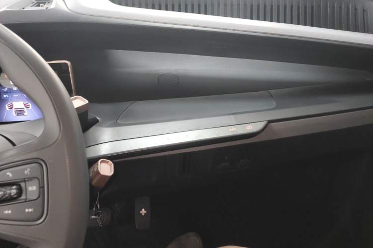 Used Baojun E200 2020 305KM Smart Drive Version Audio And AC Panel