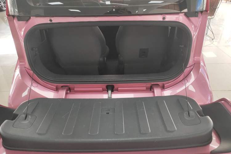 Used Baojun E200 2020 305KM Smart Drive Version Trunk