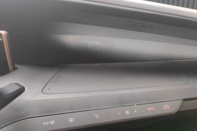 Used Baojun E200 2020 305KM Smart Drive Version Audio And AC Panel