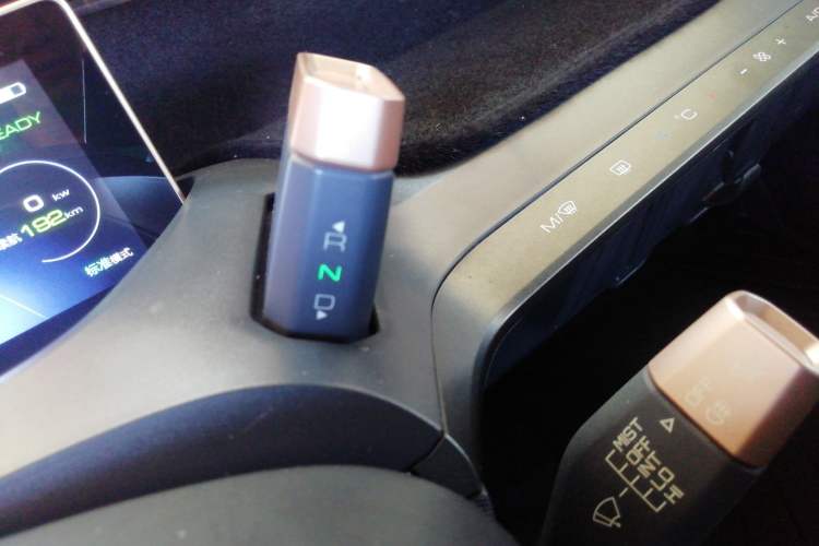 Used Baojun E200 2020 305KM Smart Drive Version Gear Lever