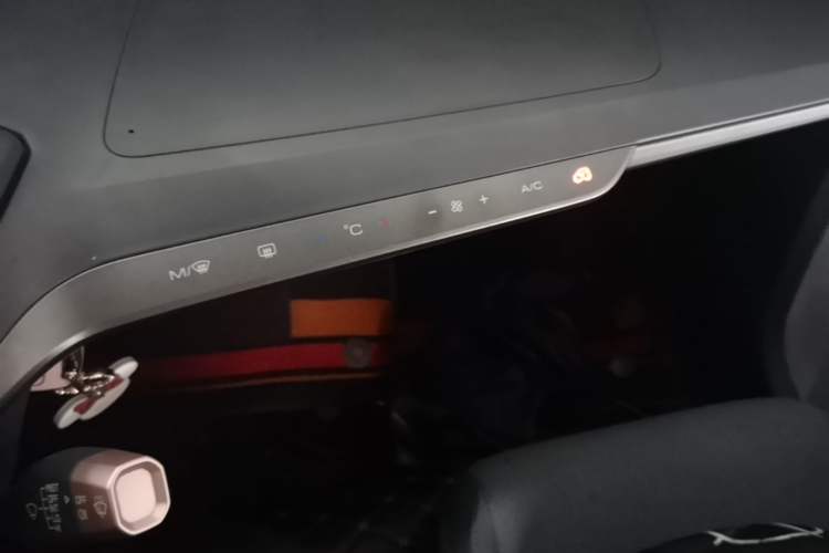 Used Baojun E200 2018 Intelligent Driving Edition Audio And AC Panel