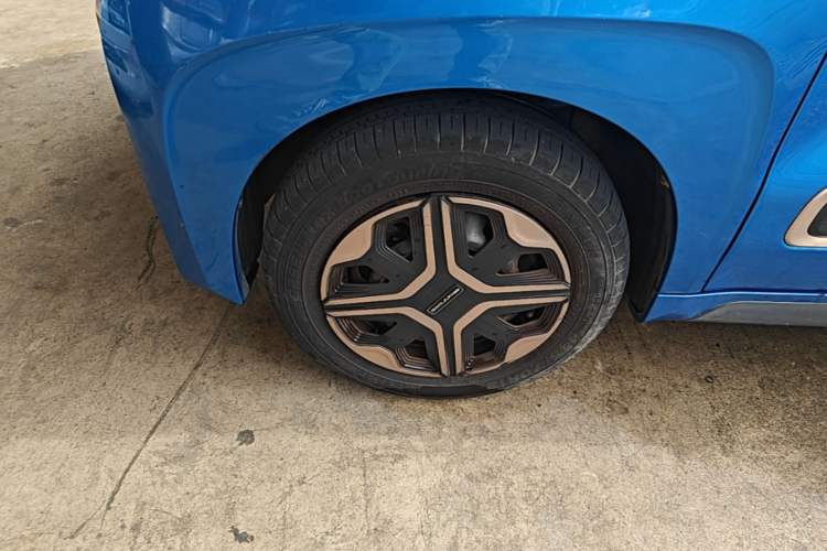 Used Baojun E200 2018 Intelligent Driving Edition Left Front Wheel Hub