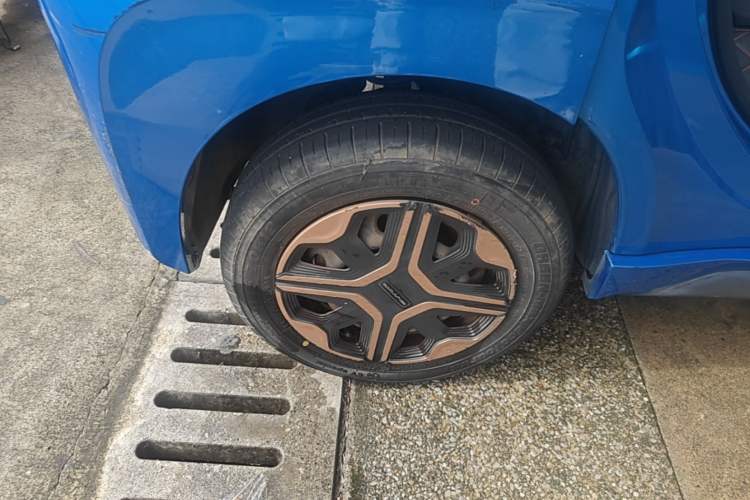 Used Baojun E200 2018 Intelligent Driving Edition Right Rear Wheel Hub
