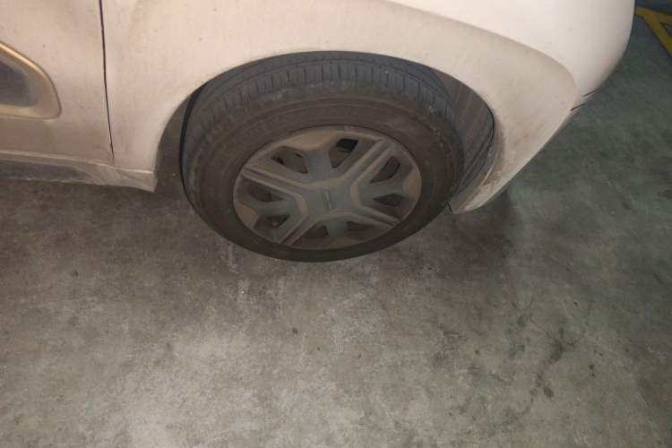 Used Baojun E200 2018 Intelligent Driving Edition Right Front Wheel Hub