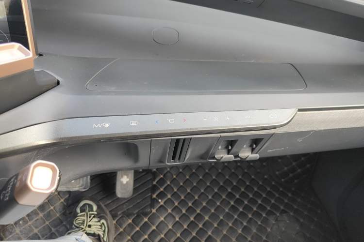 Used Baojun E200 2018 Intelligent Driving Edition Audio And AC Panel