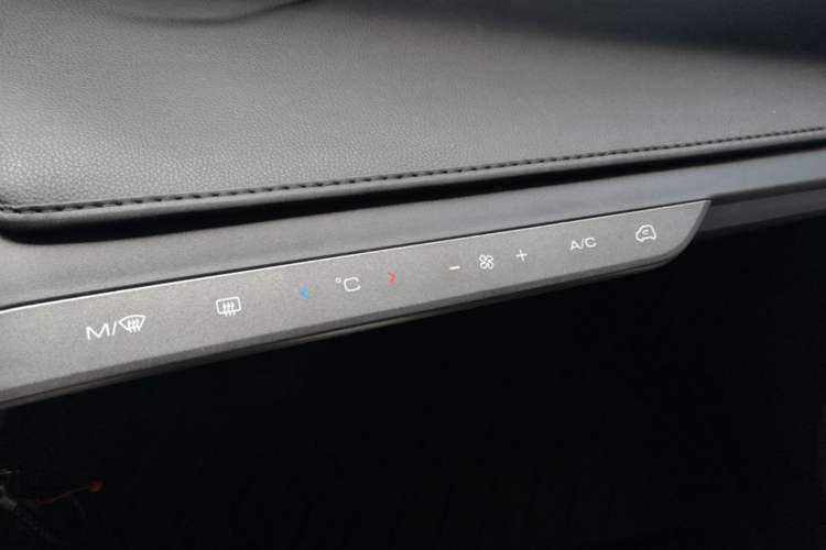 Used Baojun E200 2018 Intelligent Driving Edition Audio And AC Panel