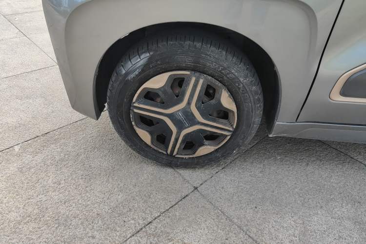 Used Baojun E200 2018 Intelligent Driving Edition Left Front Wheel Hub