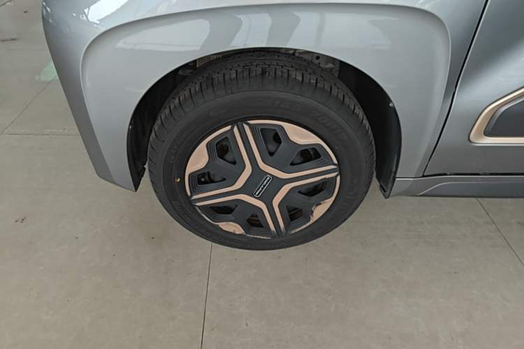 Used Baojun E200 2018 Intelligent Driving Edition Left Front Wheel Hub