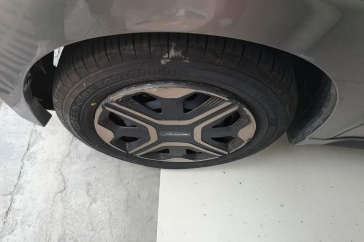 Used Baojun E200 2018 Intelligent Driving Edition Left Front Wheel Hub
