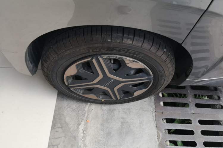Used Baojun E200 2018 Intelligent Driving Edition Right Rear Wheel Hub