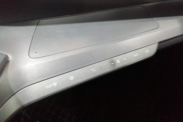 Used Baojun E200 2018 Intelligent Driving Edition Audio And AC Panel