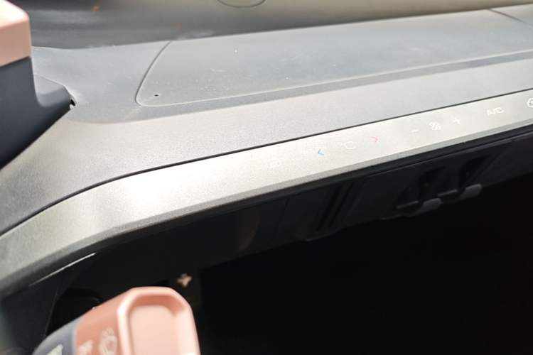 Used Baojun E200 2018 Intelligent Driving Edition Audio And AC Panel