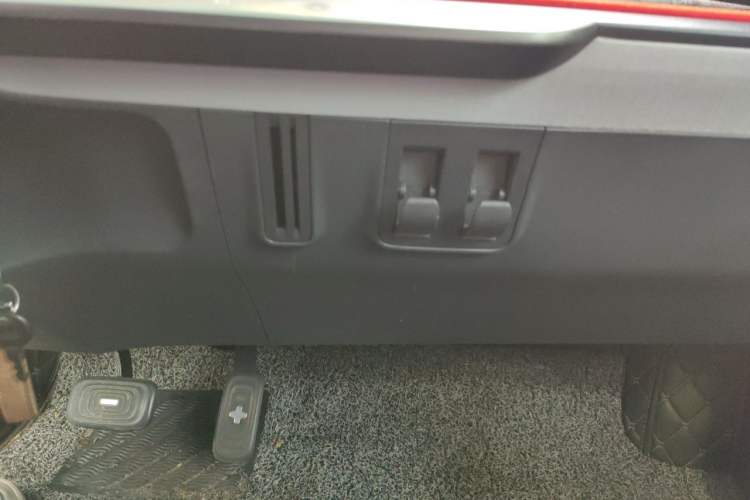 Used Baojun E200 2018 Intelligent Driving Edition Audio And AC Panel