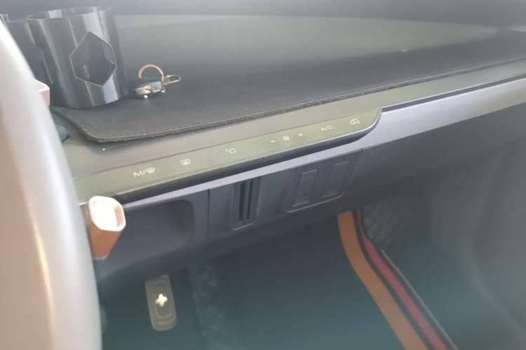 Used Baojun E200 2018 Intelligent Driving Edition Audio And AC Panel