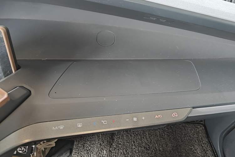 Used Baojun E200 2018 Intelligent Driving Edition Audio And AC Panel