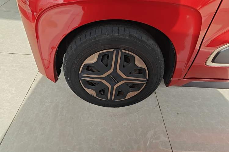 Used Baojun E200 2018 Intelligent Driving Edition Left Front Wheel Hub