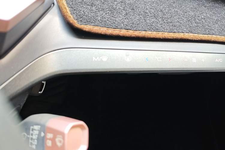 Used Baojun E200 2018 Intelligent Driving Edition Audio And AC Panel