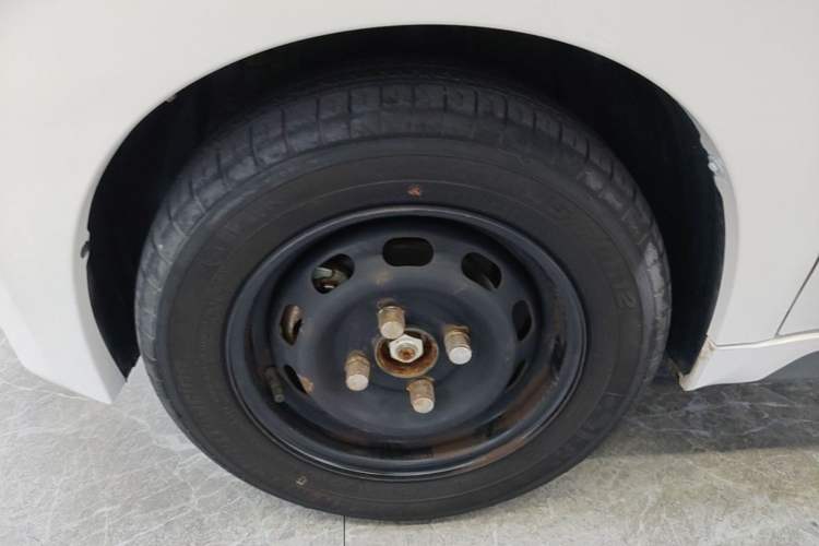 Used Baojun E200 2018 Intelligent Driving Edition Left Front Wheel Hub