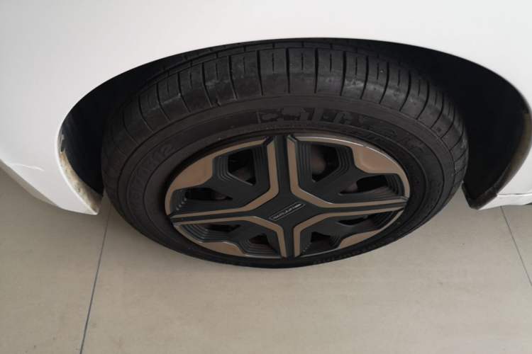 Used Baojun E200 2018 Intelligent Driving Edition Left Front Wheel Hub
