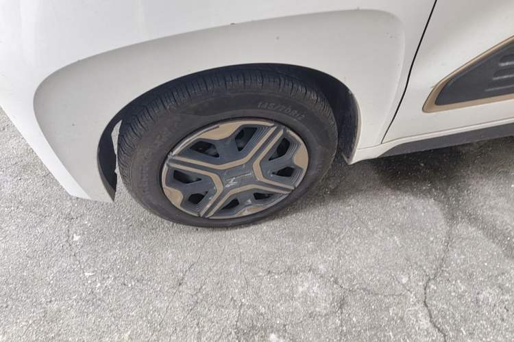 Used Baojun E200 2018 Intelligent Driving Edition Left Front Wheel Hub