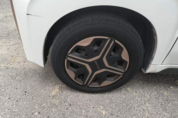 Used Baojun E200 2018 Intelligent Driving Edition Left Front Wheel Hub