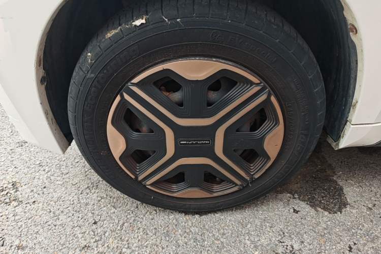 Used Baojun E200 2018 Intelligent Driving Edition Left Front Wheel Hub
