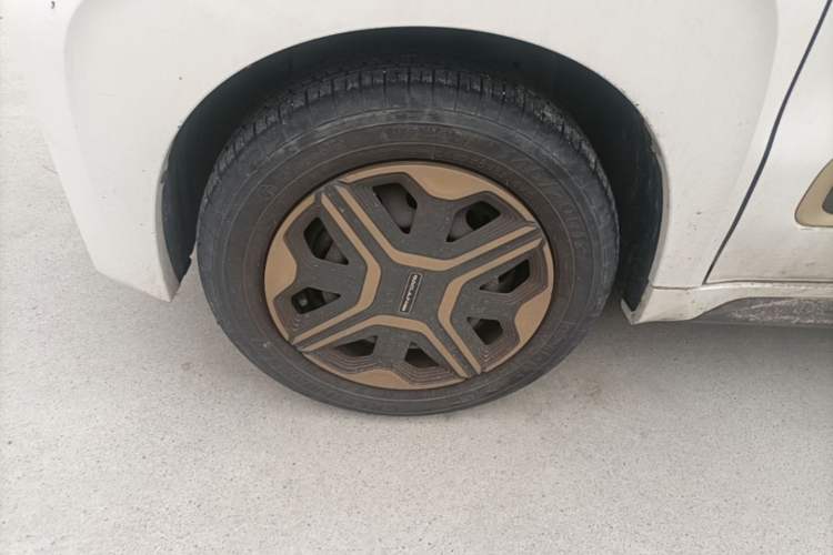 Used Baojun E200 2018 Intelligent Driving Edition Left Front Wheel Hub